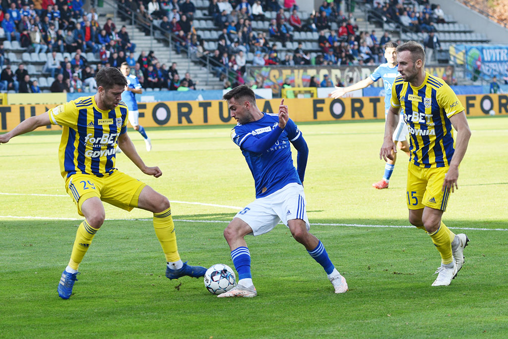 Miedź Legnica pokonała Arkę i goni lidera
