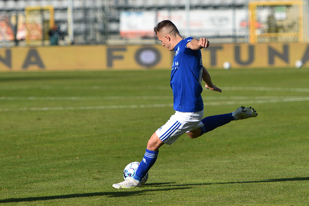 Miedź Legnica pokonała Arkę i goni lidera