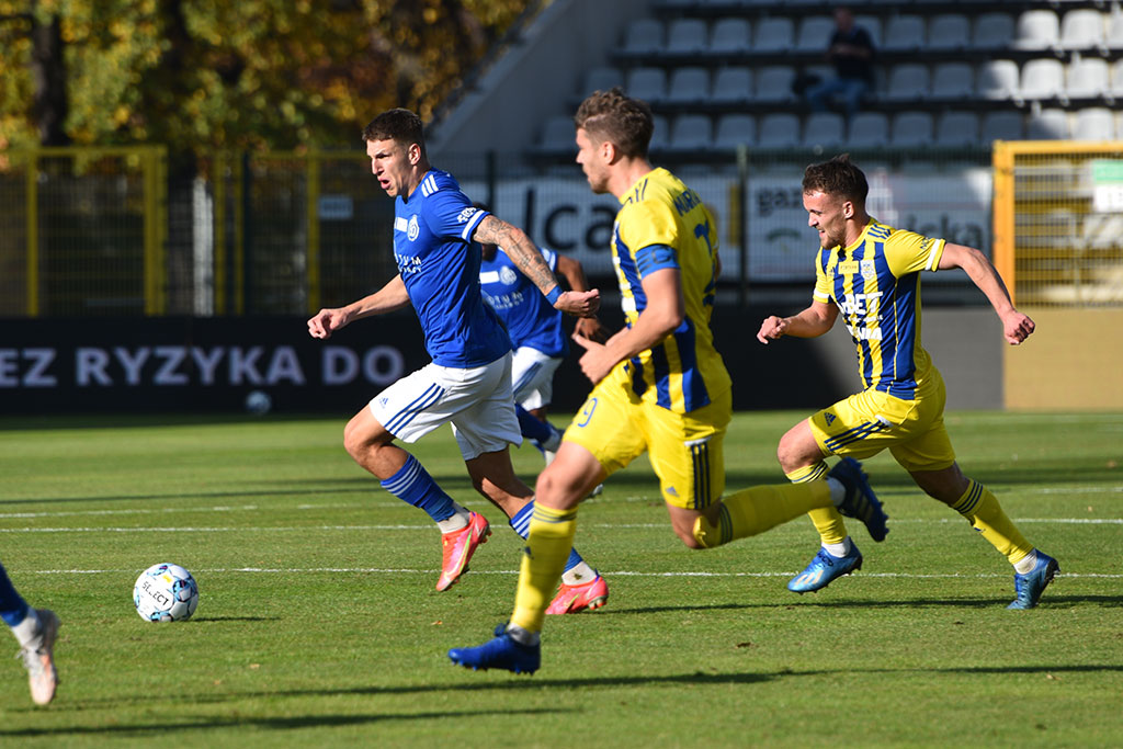 Miedź Legnica pokonała Arkę i goni lidera
