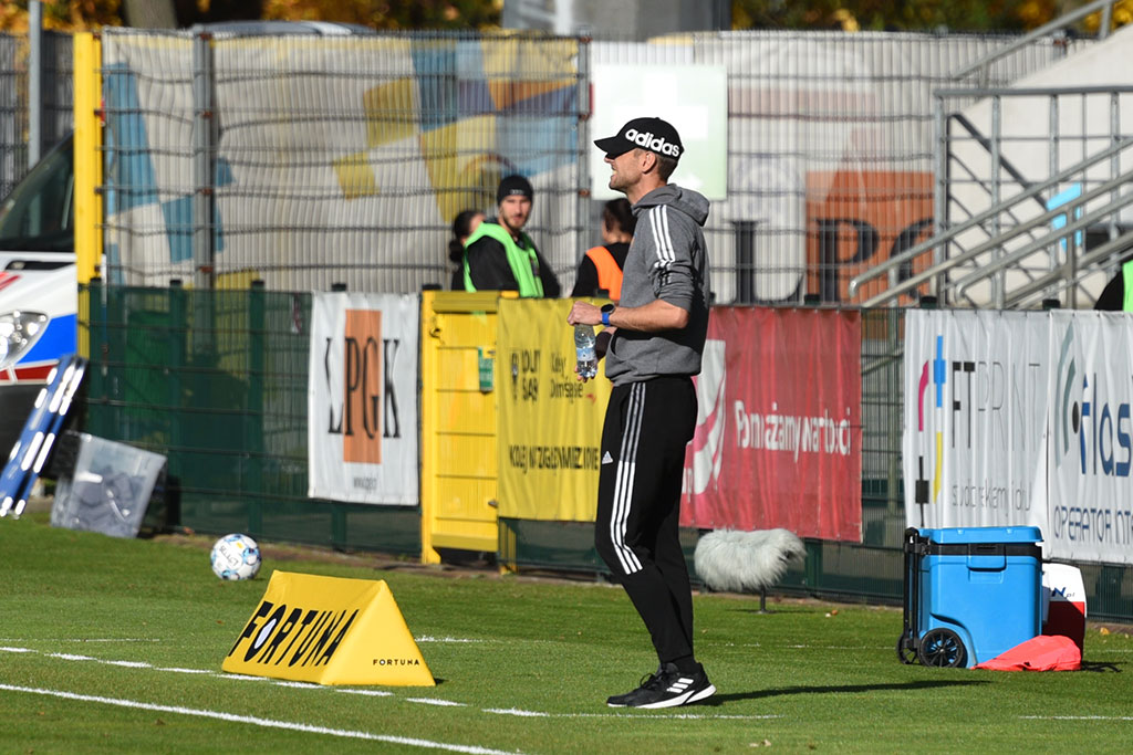 Miedź Legnica pokonała Arkę i goni lidera