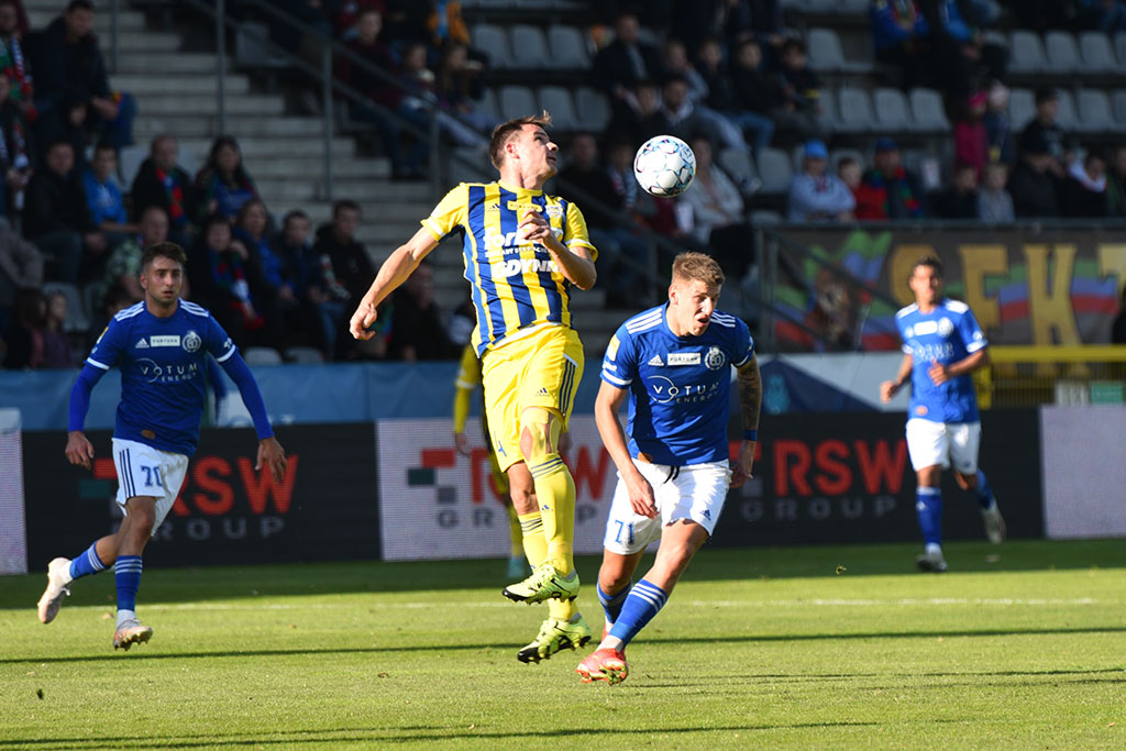 Miedź Legnica pokonała Arkę i goni lidera