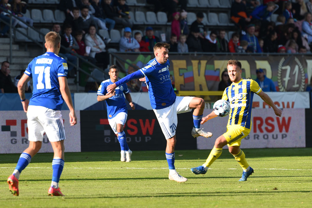 Miedź Legnica pokonała Arkę i goni lidera