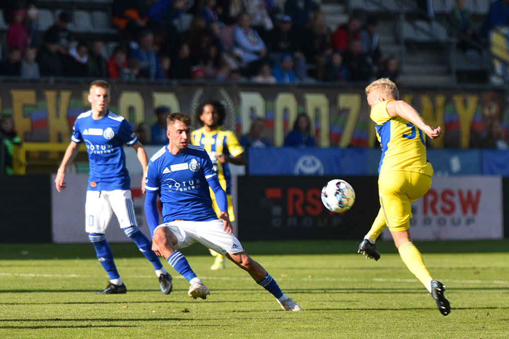 Miedź Legnica pokonała Arkę i goni lidera