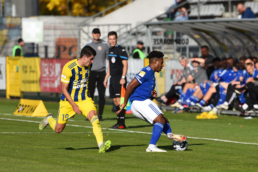 Miedź Legnica pokonała Arkę i goni lidera