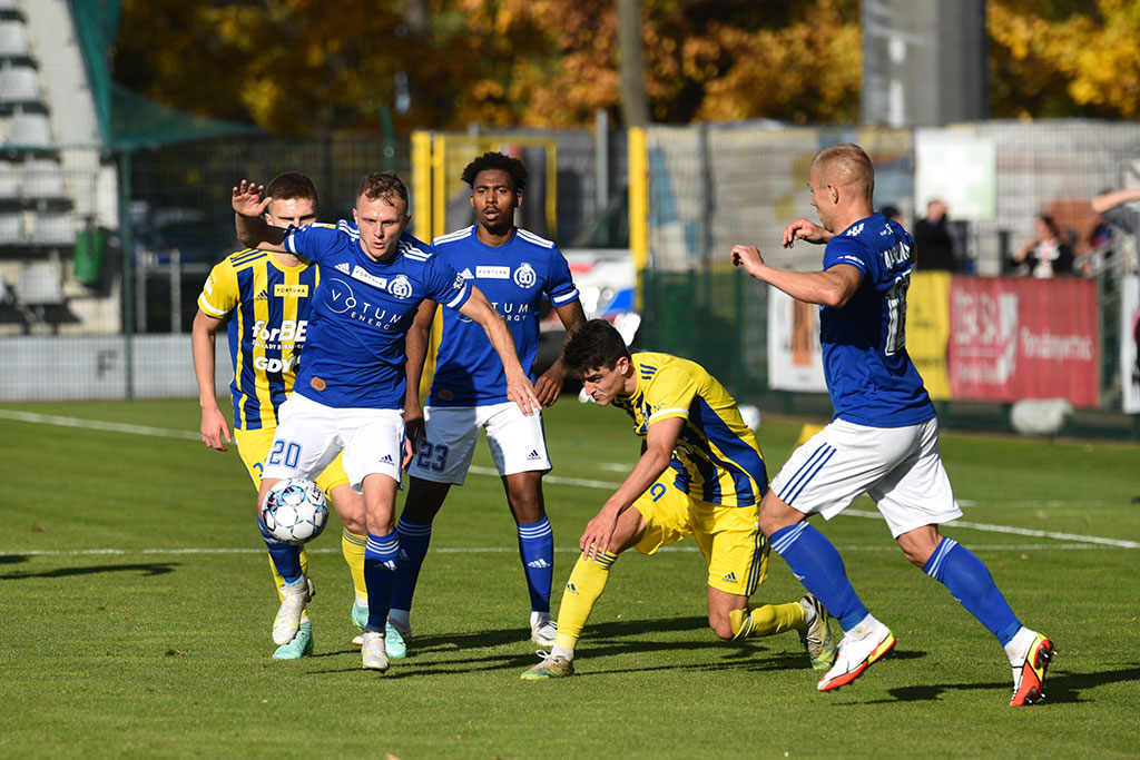 Miedź Legnica pokonała Arkę i goni lidera