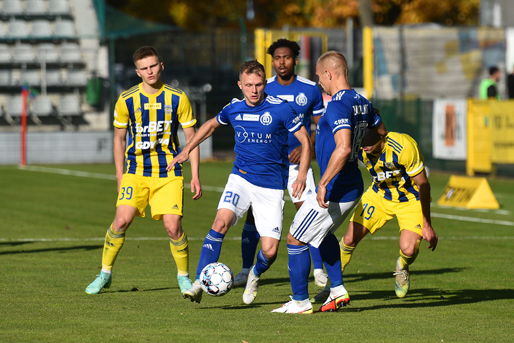 Miedź Legnica pokonała Arkę i goni lidera