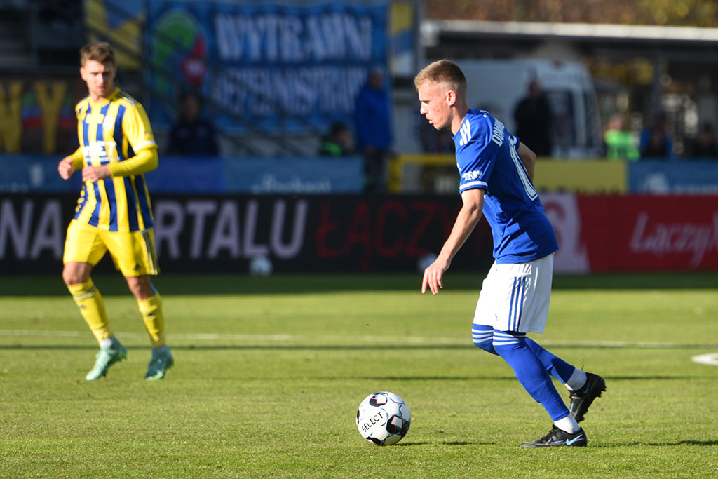 Miedź Legnica pokonała Arkę i goni lidera