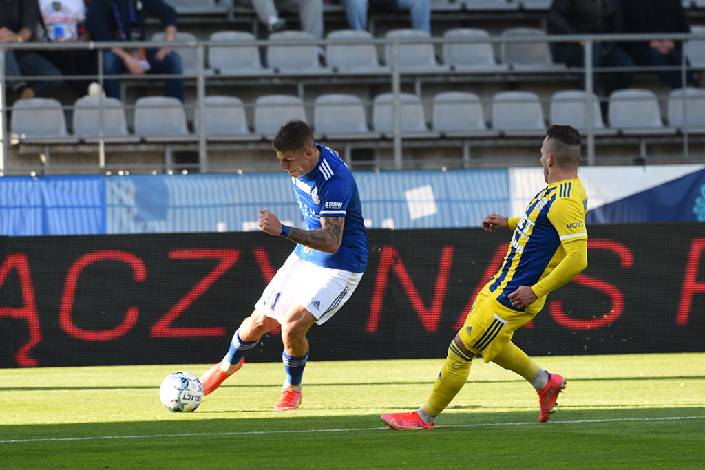 Miedź Legnica pokonała Arkę i goni lidera