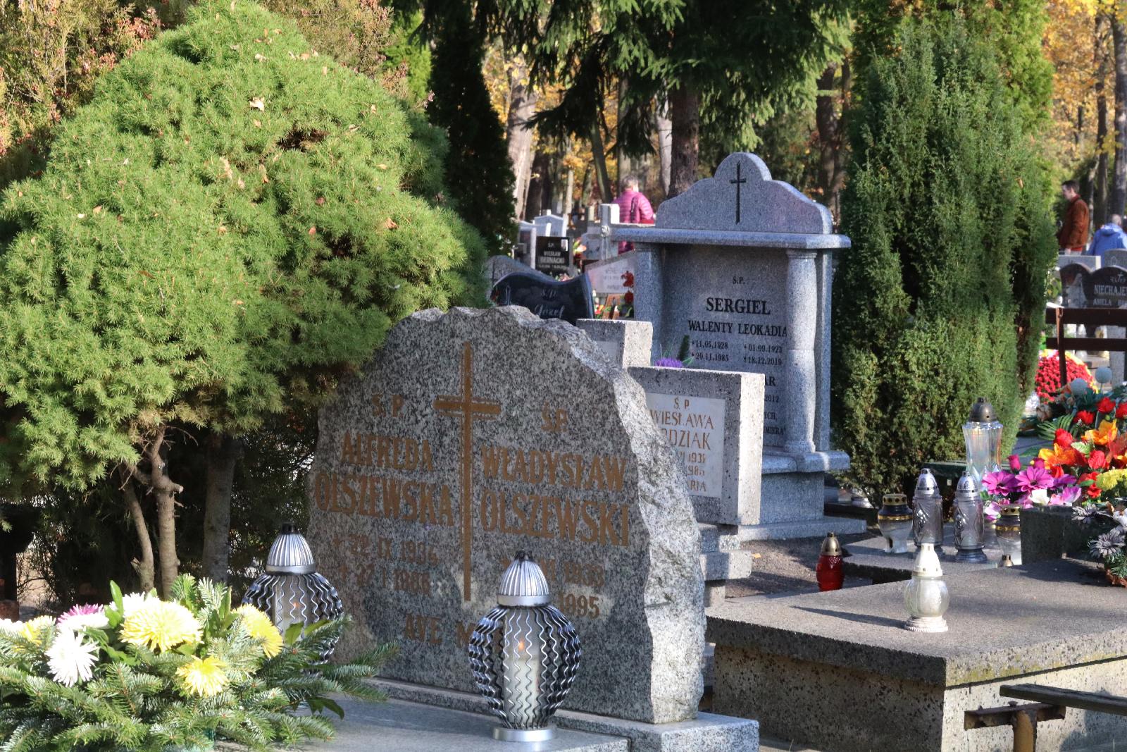Legnicki cmentarz w dniu Wszystkich Świętych
