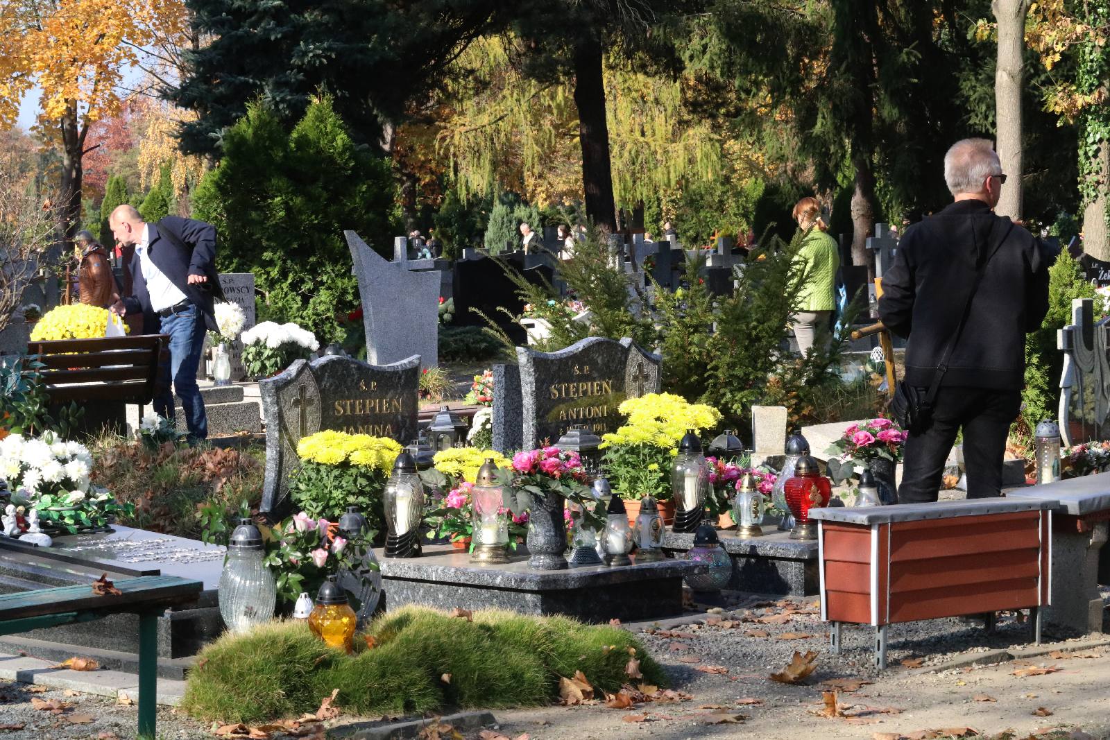 Legnicki cmentarz w dniu Wszystkich Świętych