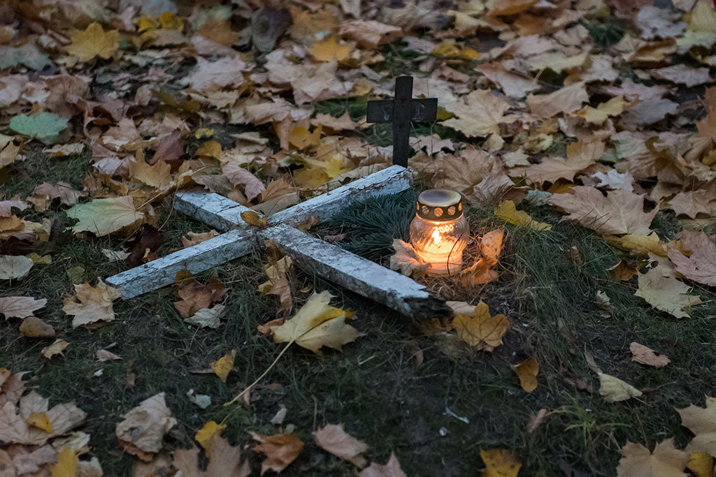 Cmentarz o zmierzchu w dniu Wszystkich Świętych