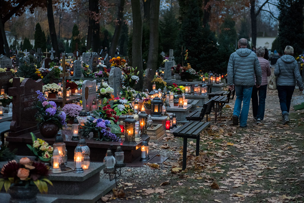 Cmentarz o zmierzchu w dniu Wszystkich Świętych