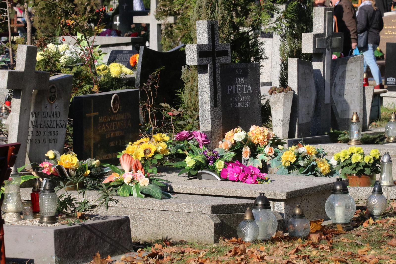 Legnicki cmentarz w dniu Wszystkich Świętych