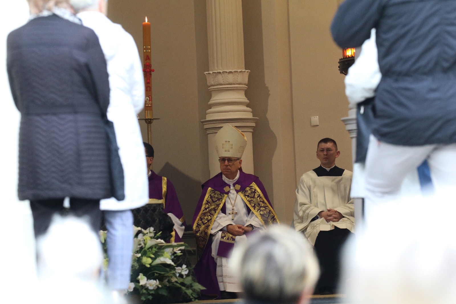 Procesja wiernych przeszła przez legnicki cmentarz
