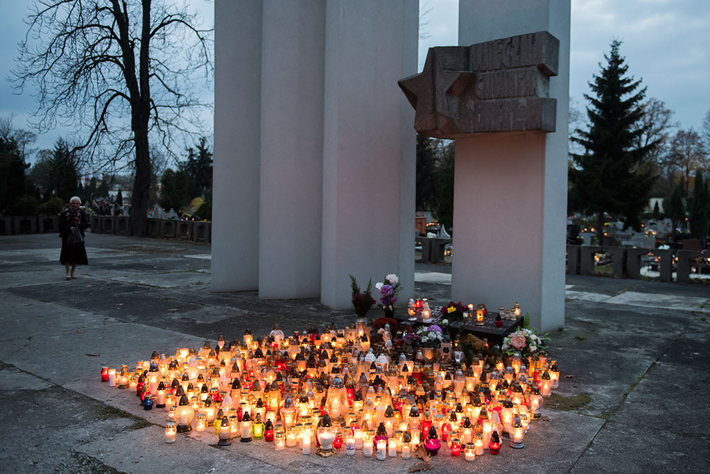 Cmentarz o zmierzchu w dniu Wszystkich Świętych
