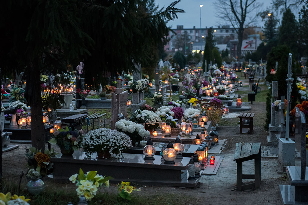 Cmentarz o zmierzchu w dniu Wszystkich Świętych