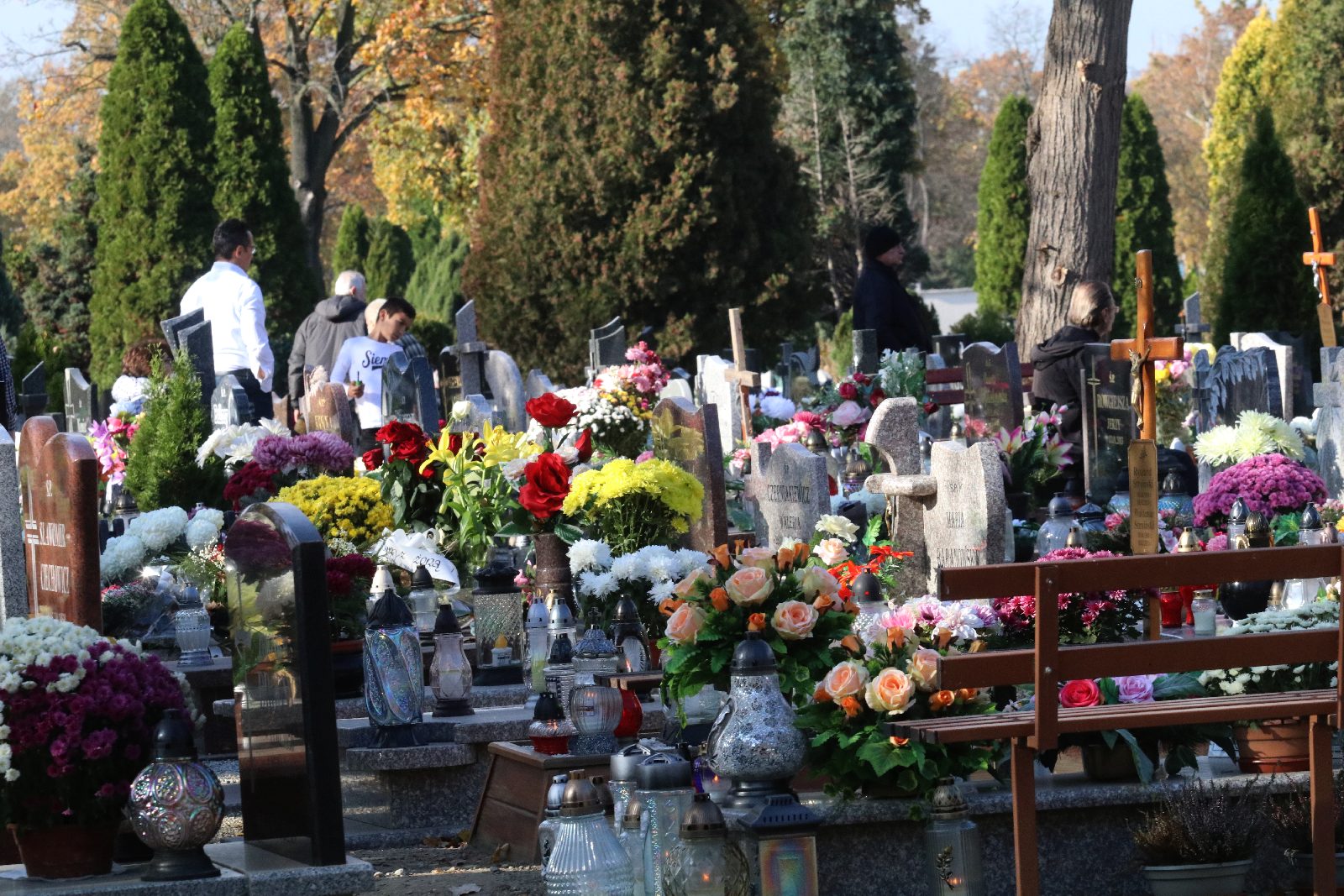 Legnicki cmentarz w dniu Wszystkich Świętych