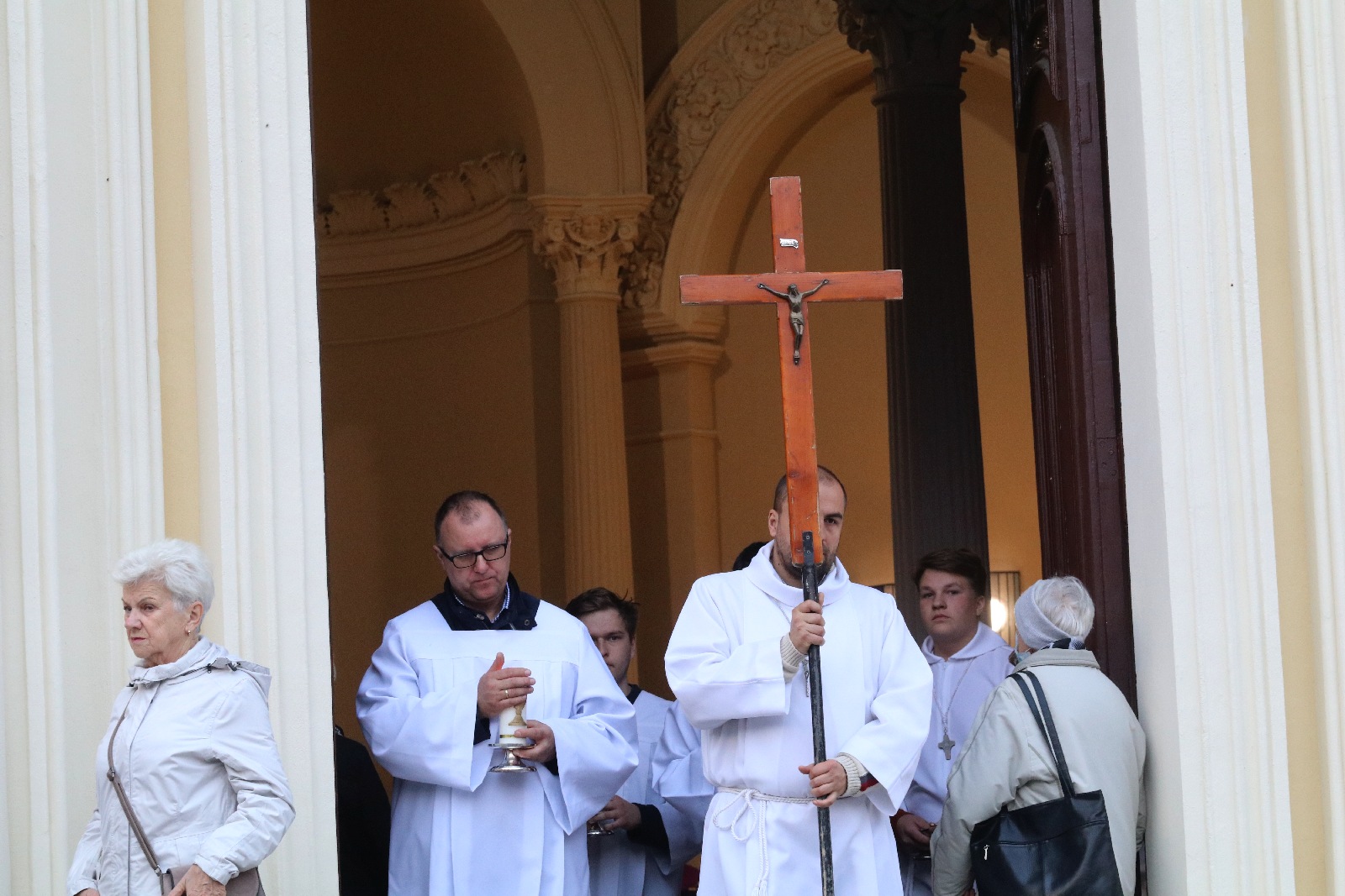 Procesja wiernych przeszła przez legnicki cmentarz
