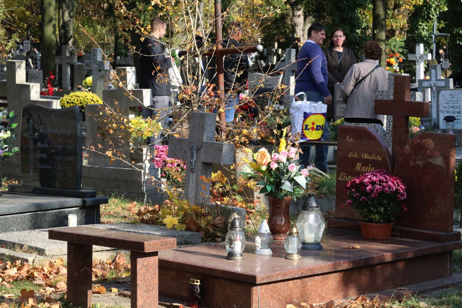 Legnicki cmentarz w dniu Wszystkich Świętych