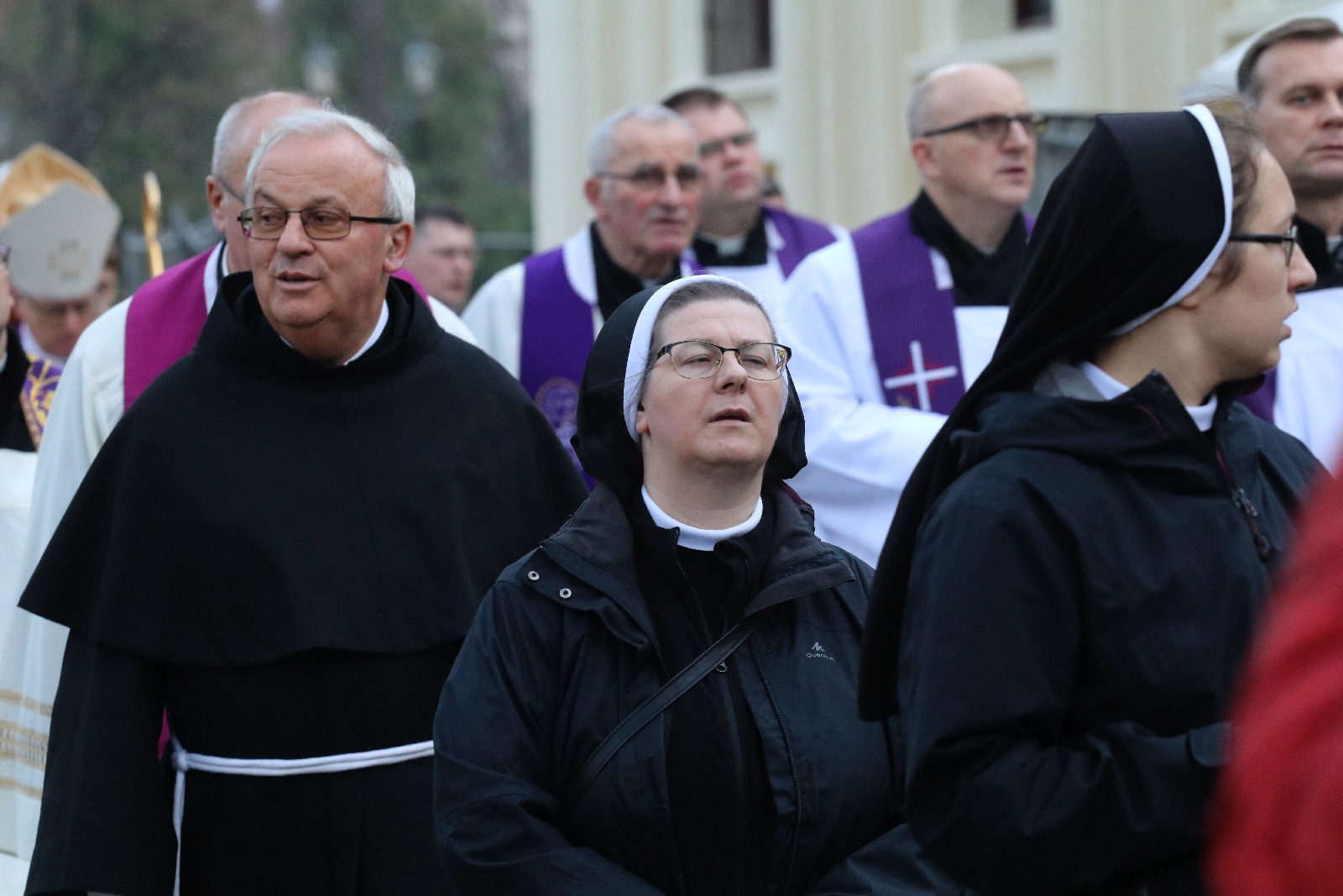 Procesja wiernych przeszła przez legnicki cmentarz
