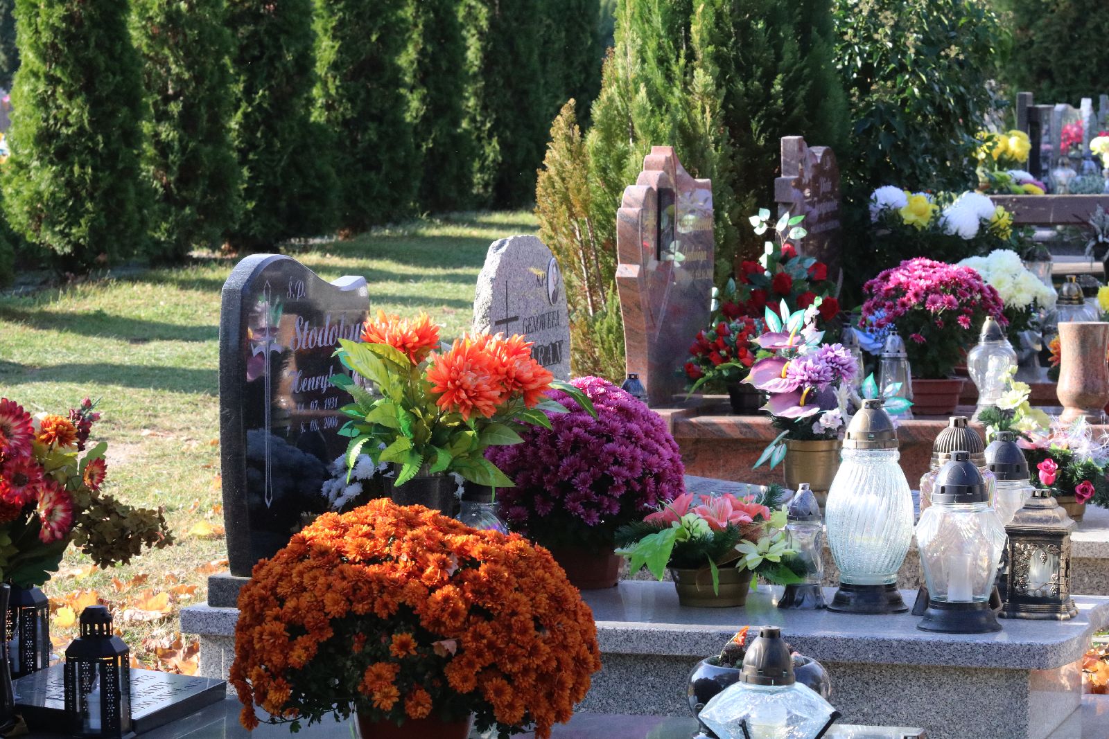 Legnicki cmentarz w dniu Wszystkich Świętych
