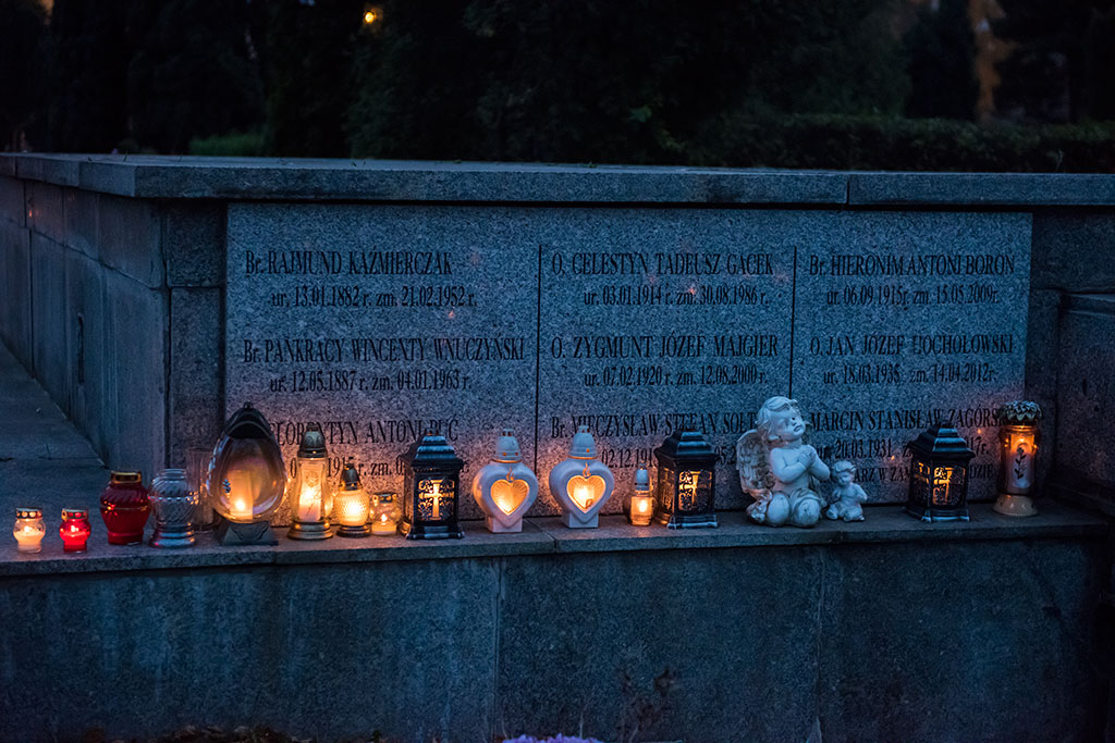 Cmentarz o zmierzchu w dniu Wszystkich Świętych