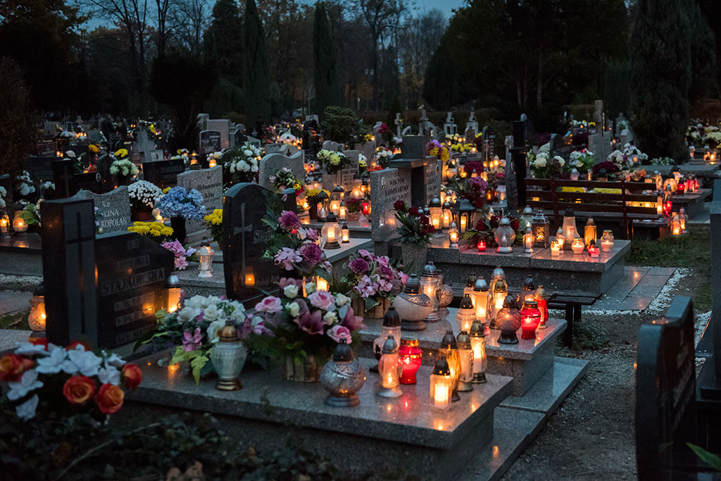 Cmentarz o zmierzchu w dniu Wszystkich Świętych