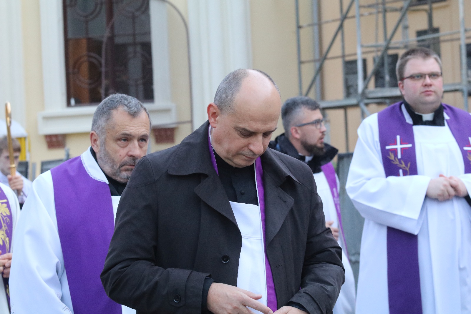 Procesja wiernych przeszła przez legnicki cmentarz

