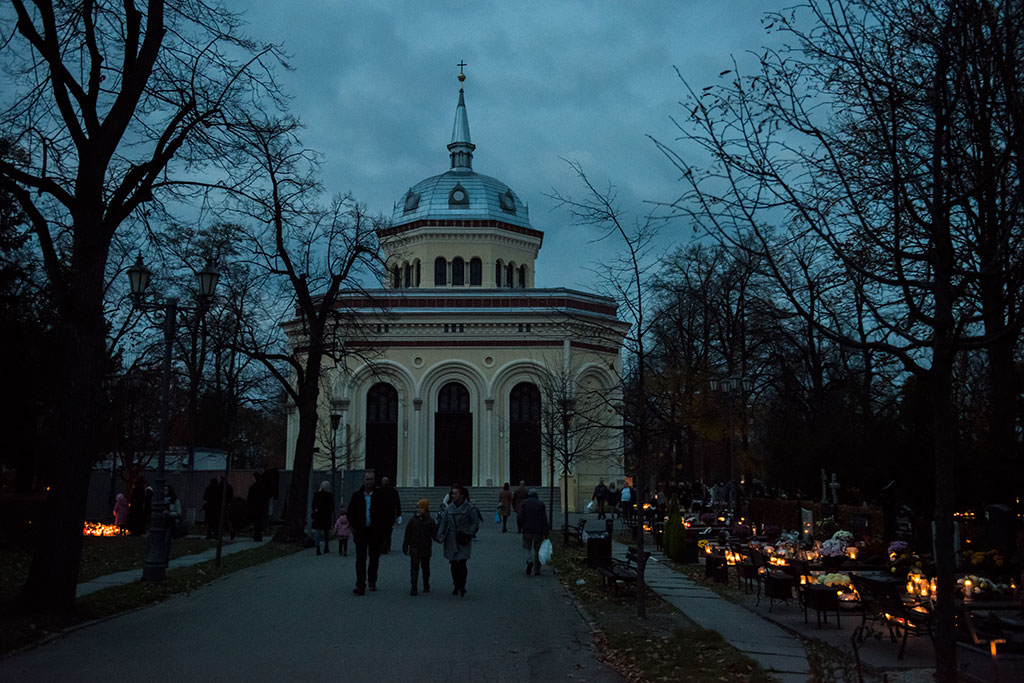 Cmentarz o zmierzchu w dniu Wszystkich Świętych