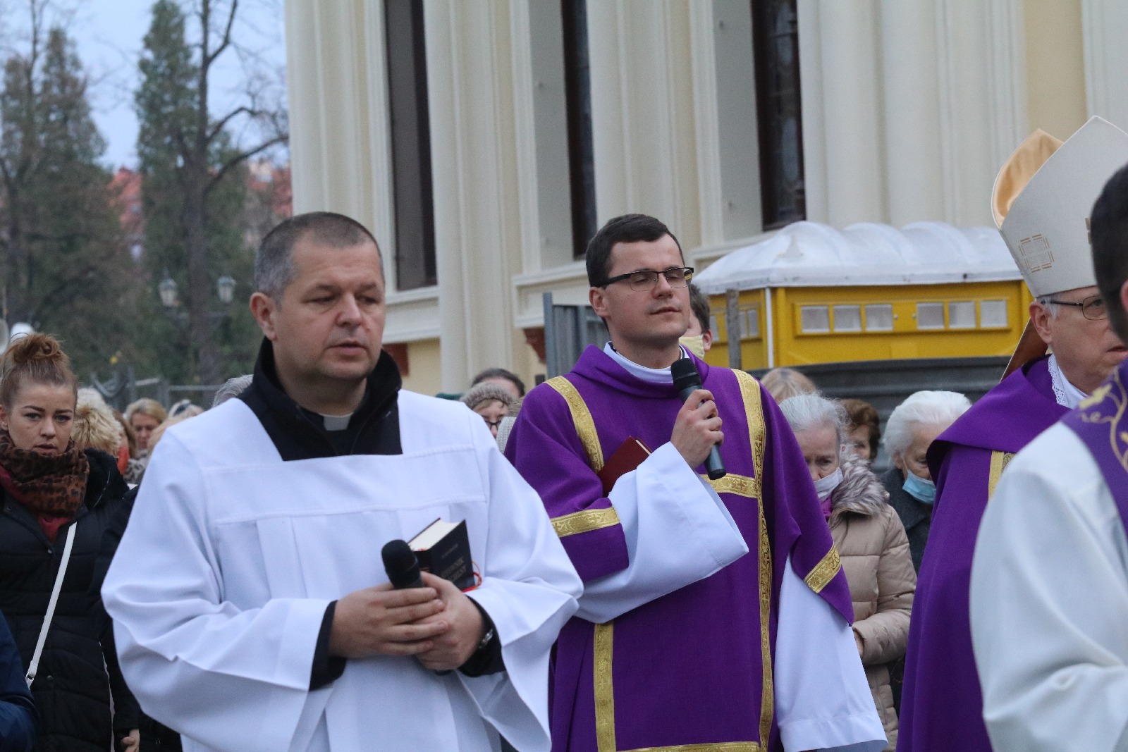 Procesja wiernych przeszła przez legnicki cmentarz
