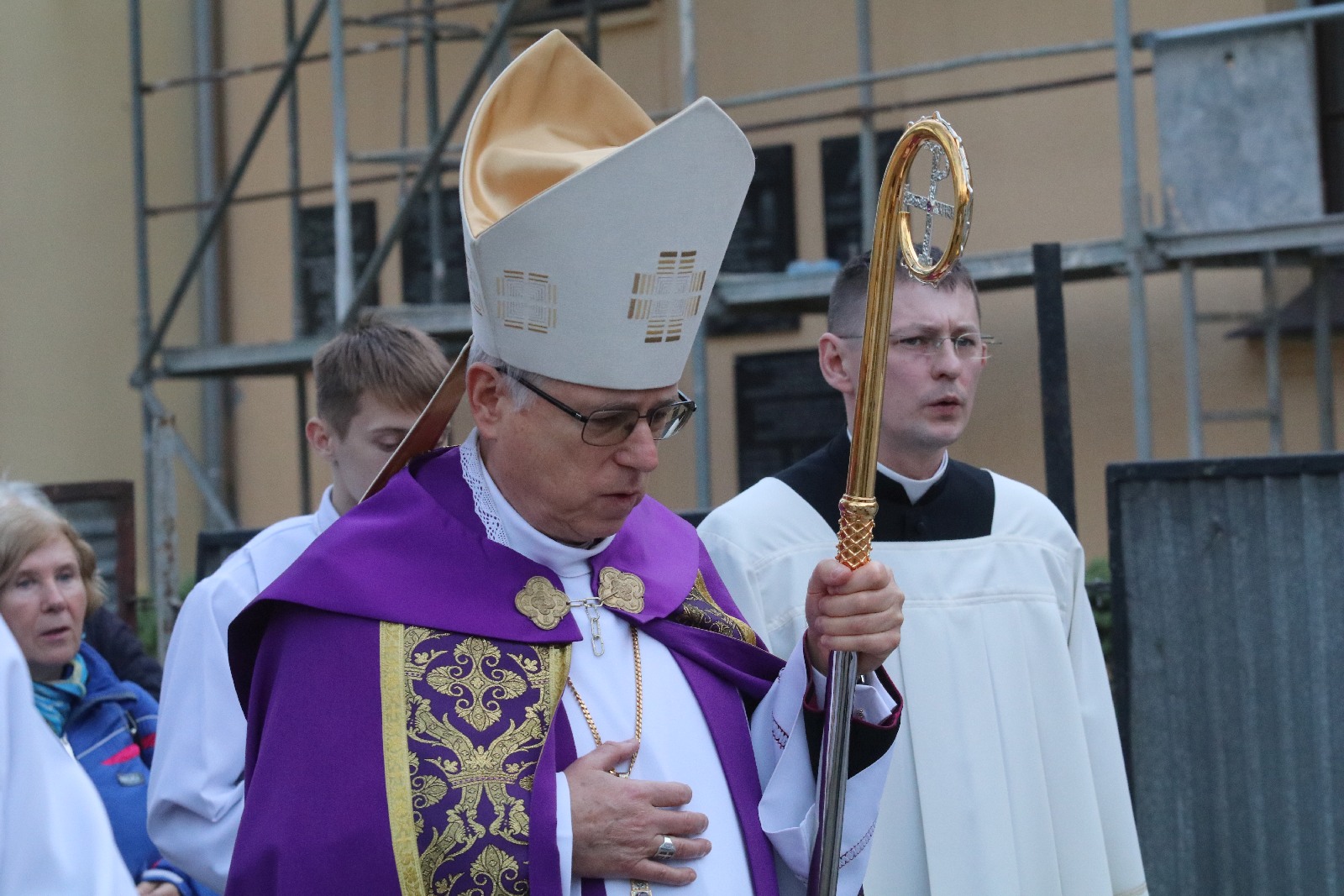 Procesja wiernych przeszła przez legnicki cmentarz
