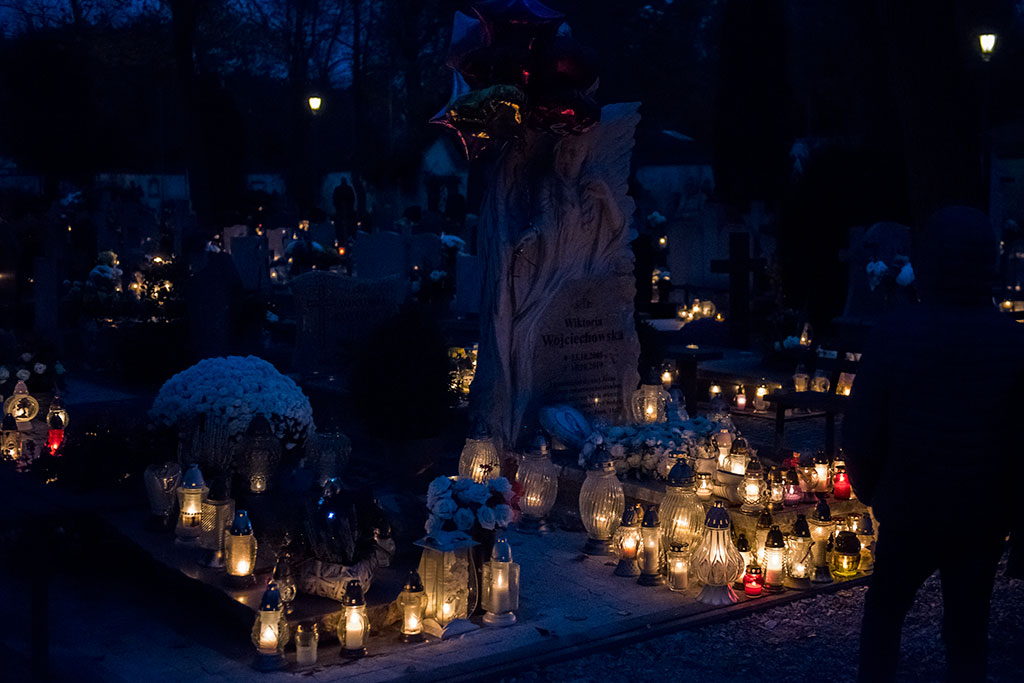 Cmentarz o zmierzchu w dniu Wszystkich Świętych
