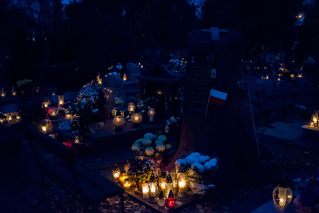 Cmentarz o zmierzchu w dniu Wszystkich Świętych