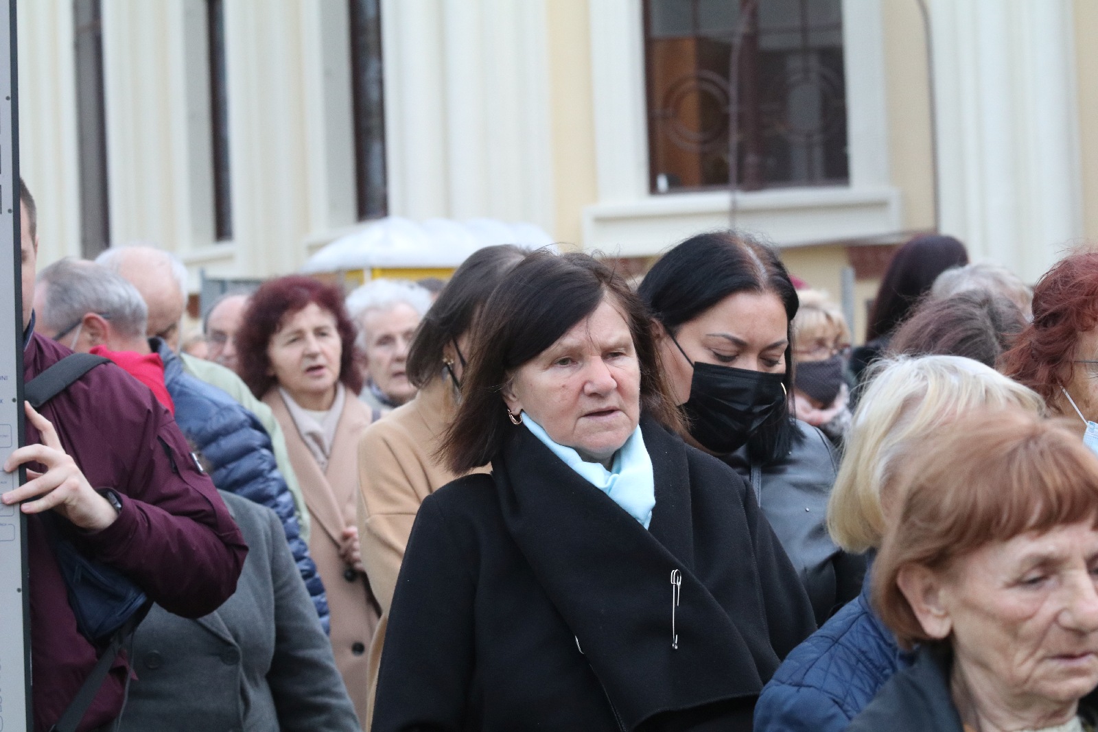 Procesja wiernych przeszła przez legnicki cmentarz
