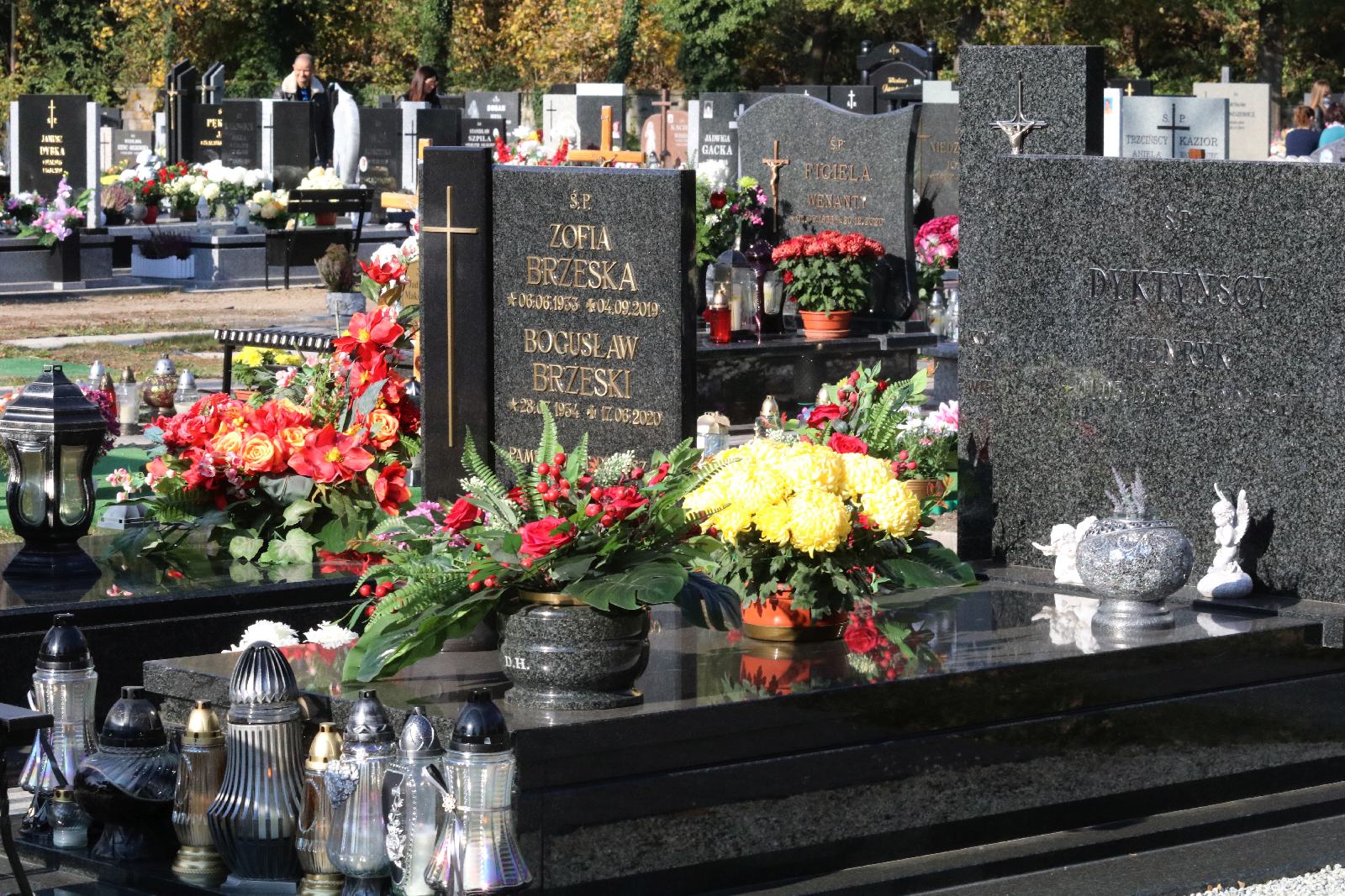 Legnicki cmentarz w dniu Wszystkich Świętych