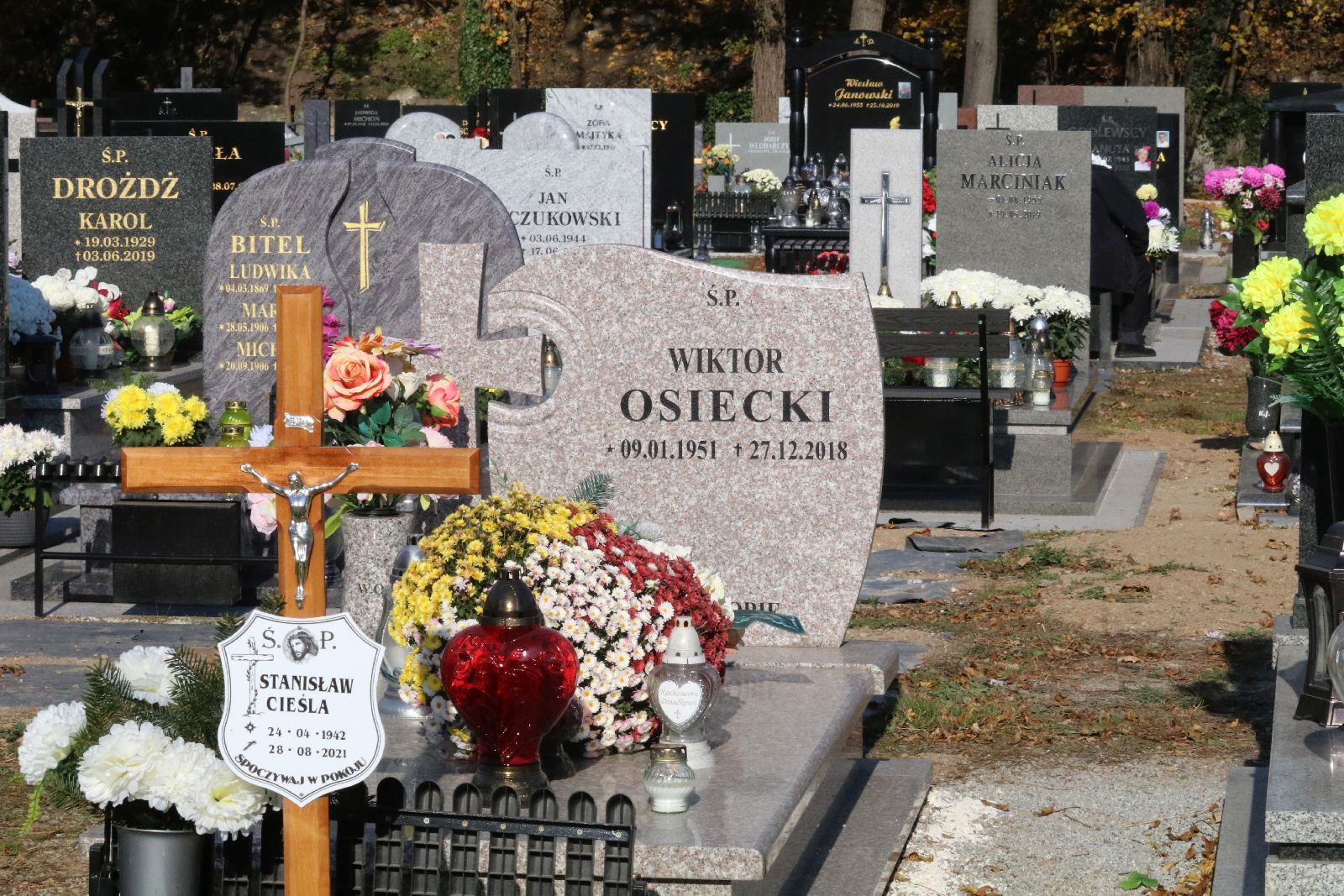 Legnicki cmentarz w dniu Wszystkich Świętych