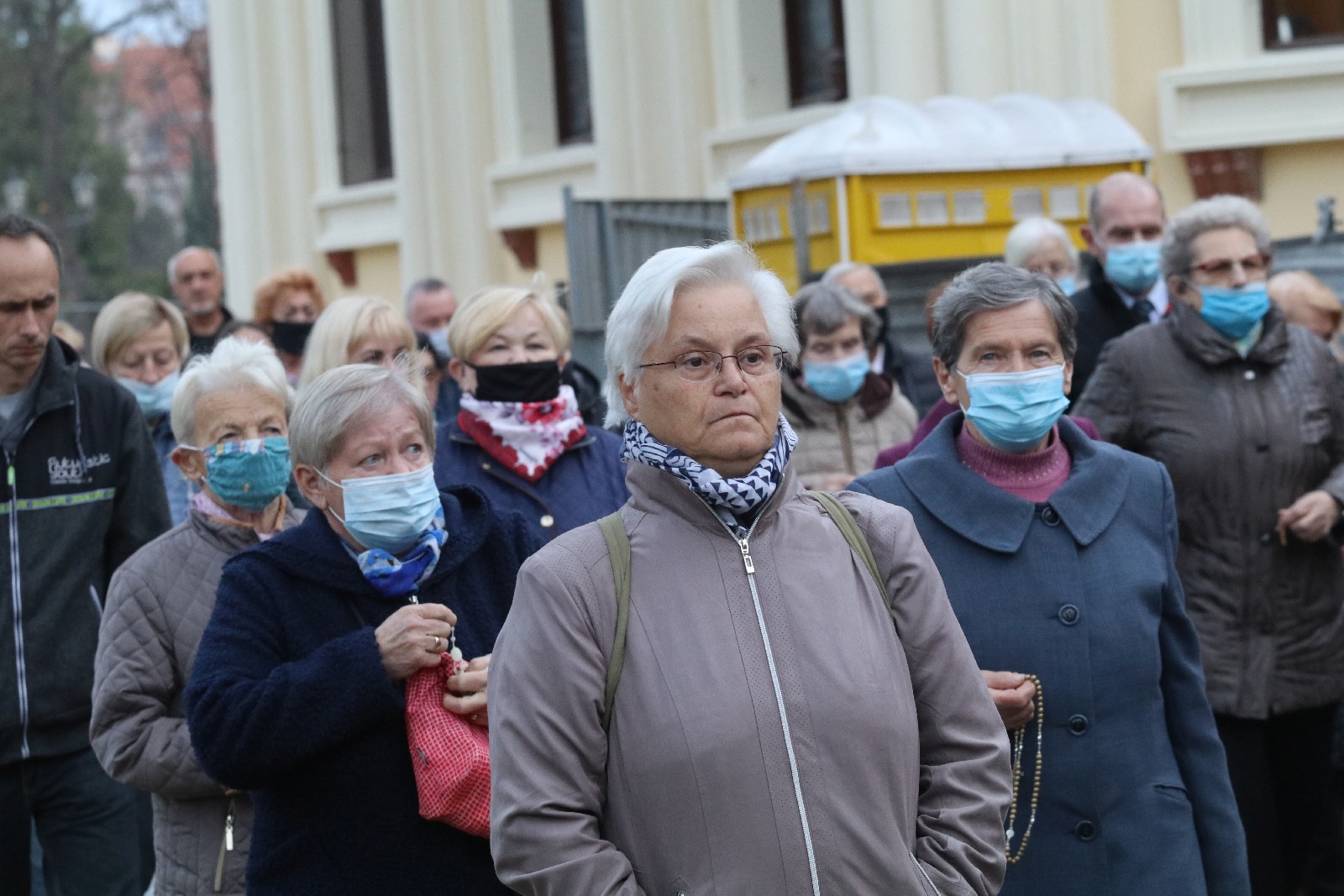 Procesja wiernych przeszła przez legnicki cmentarz
