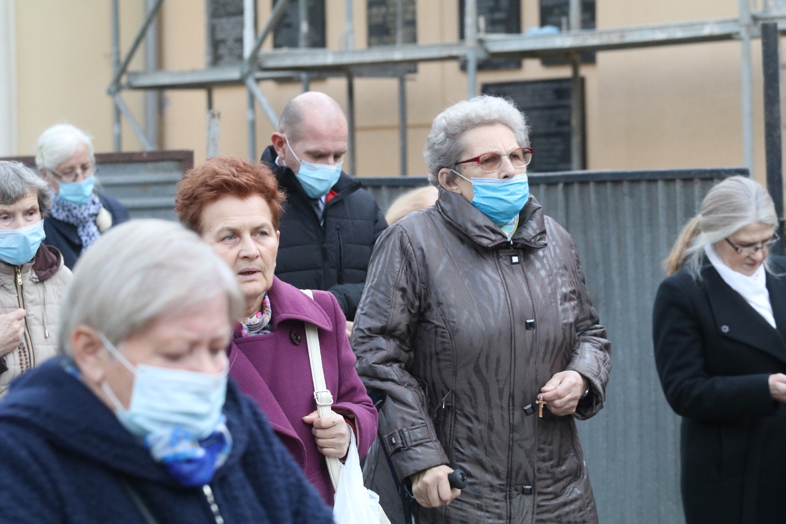 Procesja wiernych przeszła przez legnicki cmentarz
