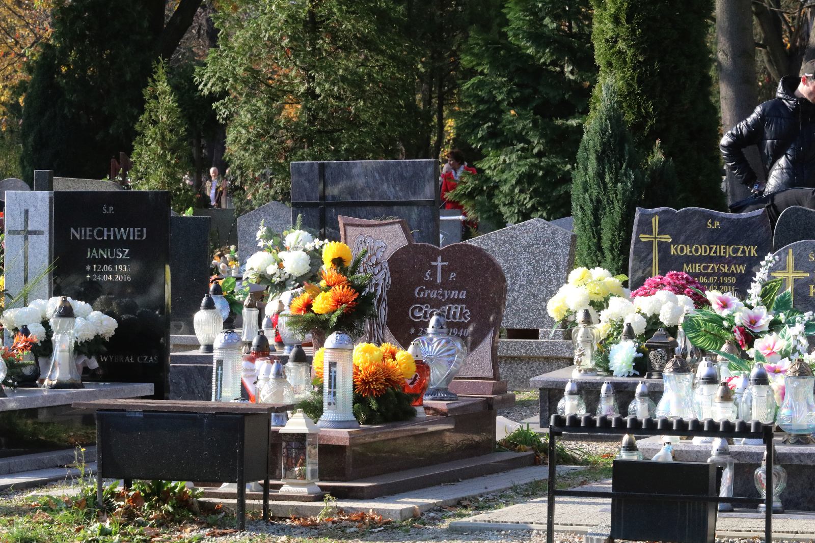 Legnicki cmentarz w dniu Wszystkich Świętych