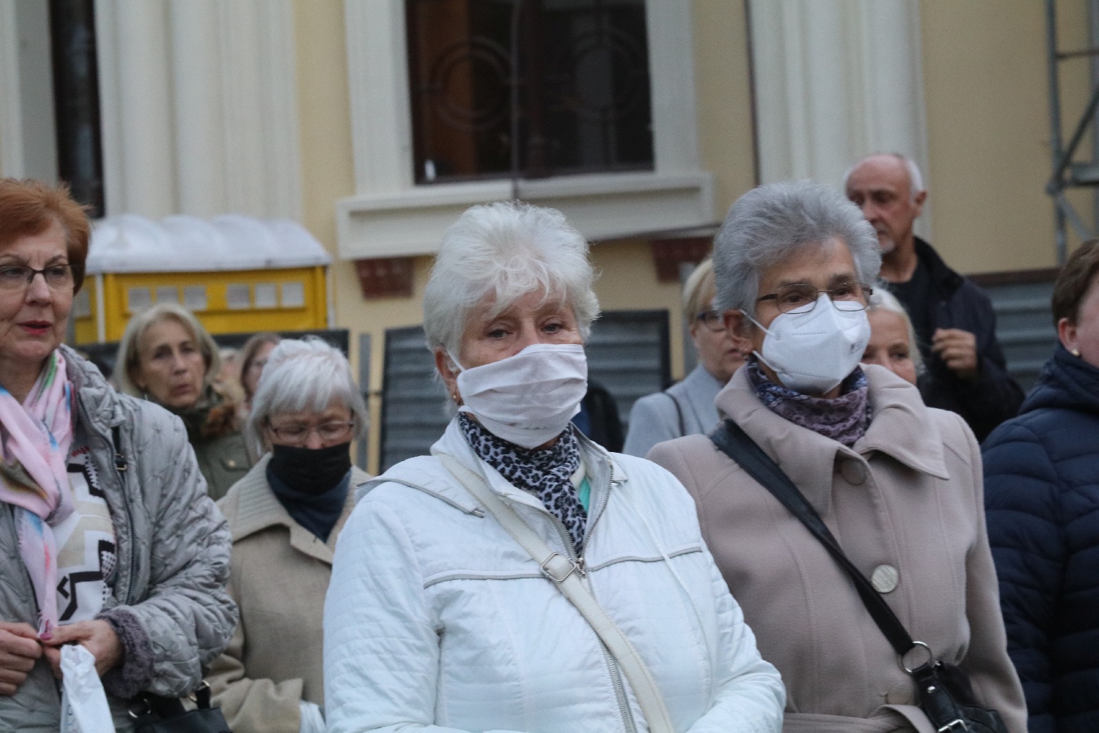 Procesja wiernych przeszła przez legnicki cmentarz
