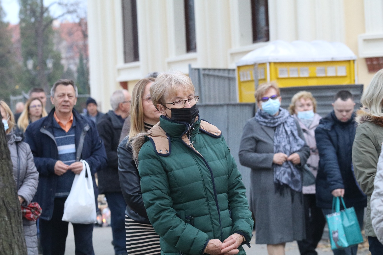 Procesja wiernych przeszła przez legnicki cmentarz
