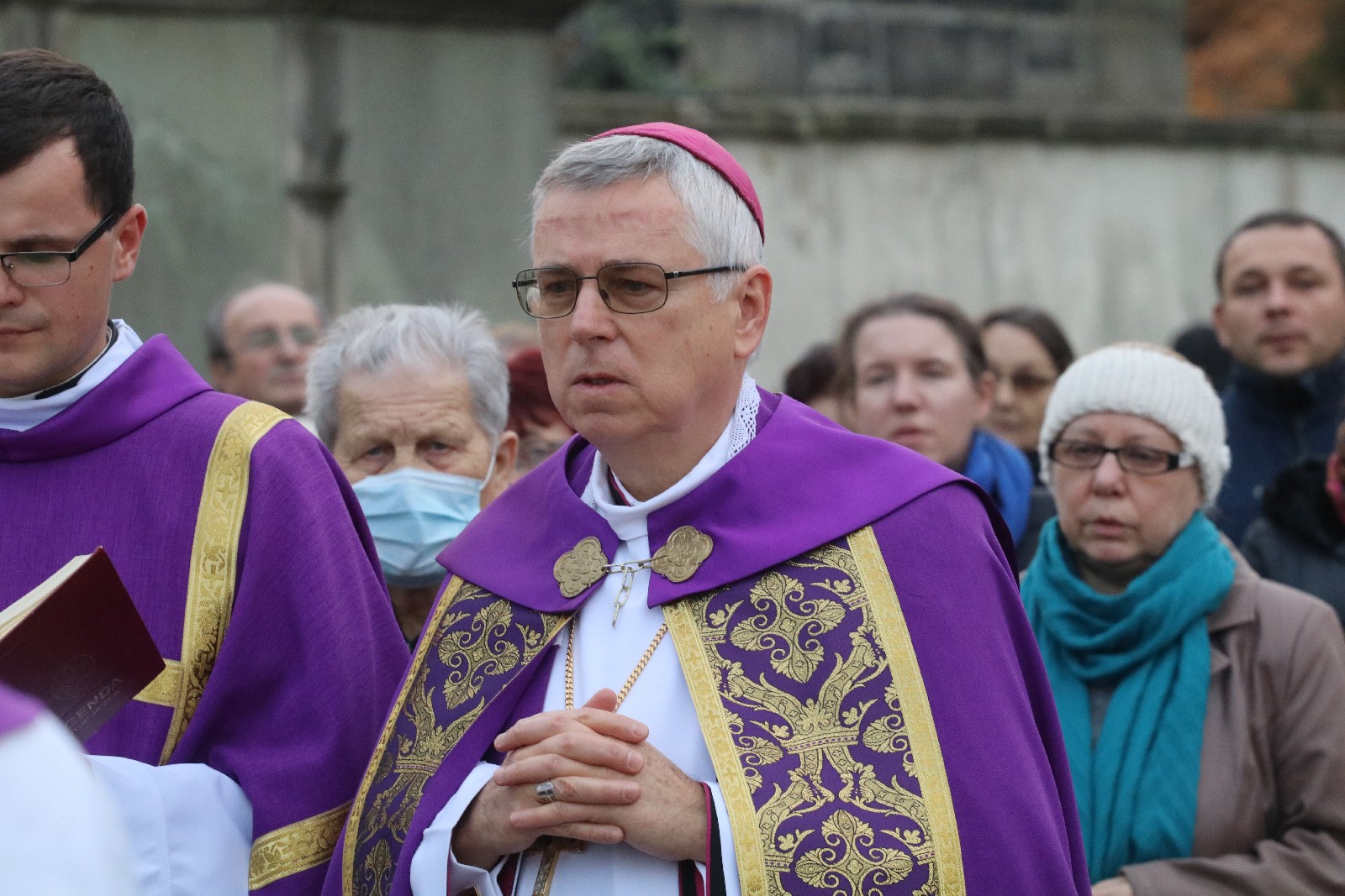 Procesja wiernych przeszła przez legnicki cmentarz
