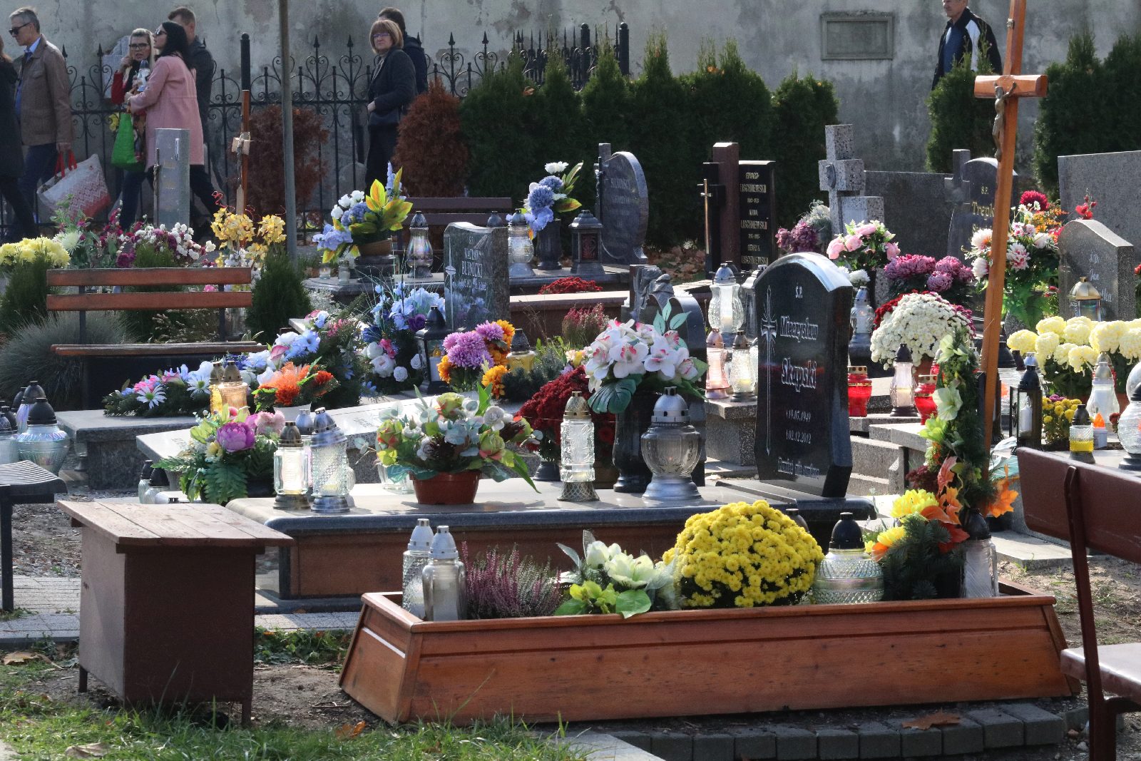 Legnicki cmentarz w dniu Wszystkich Świętych