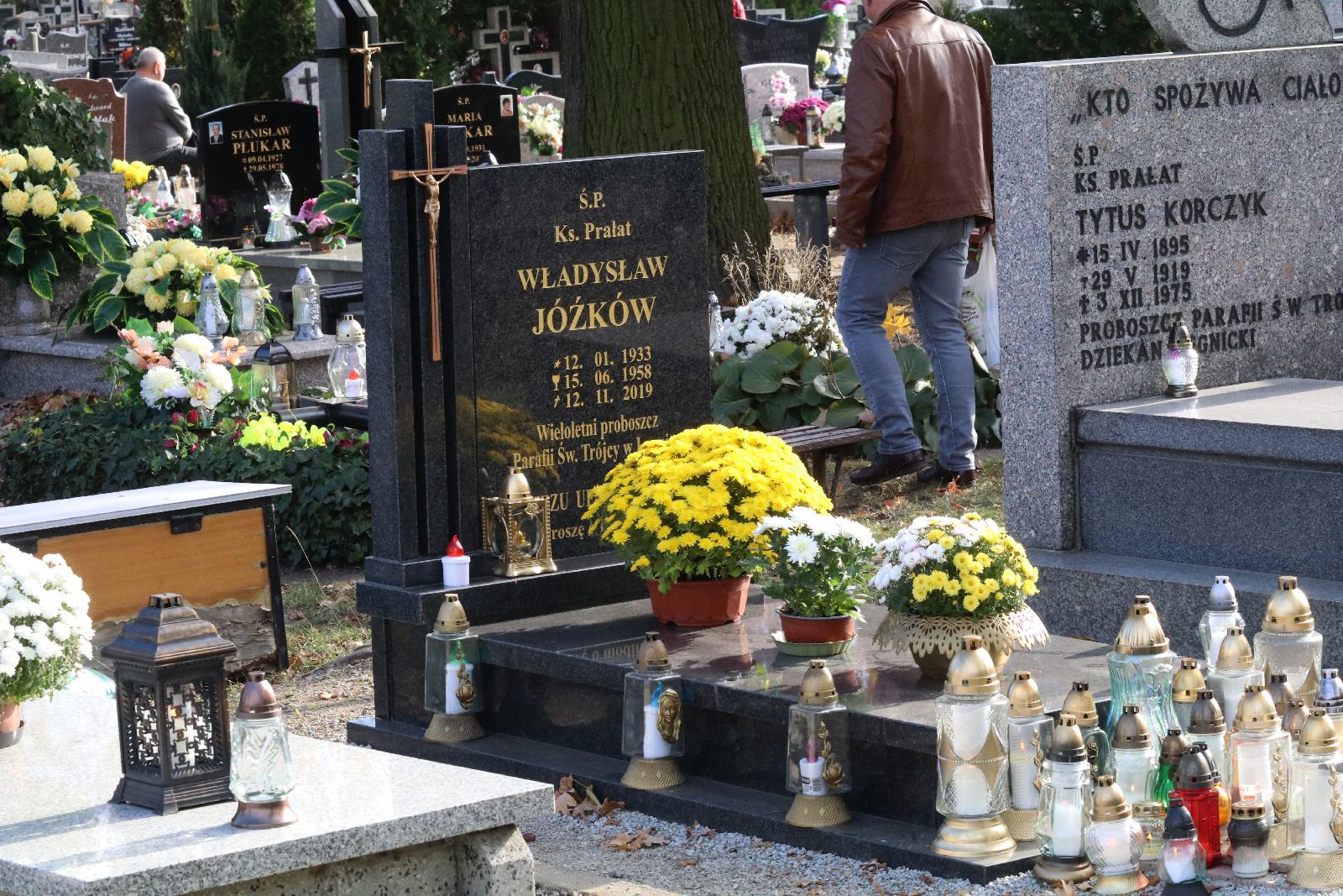 Legnicki cmentarz w dniu Wszystkich Świętych