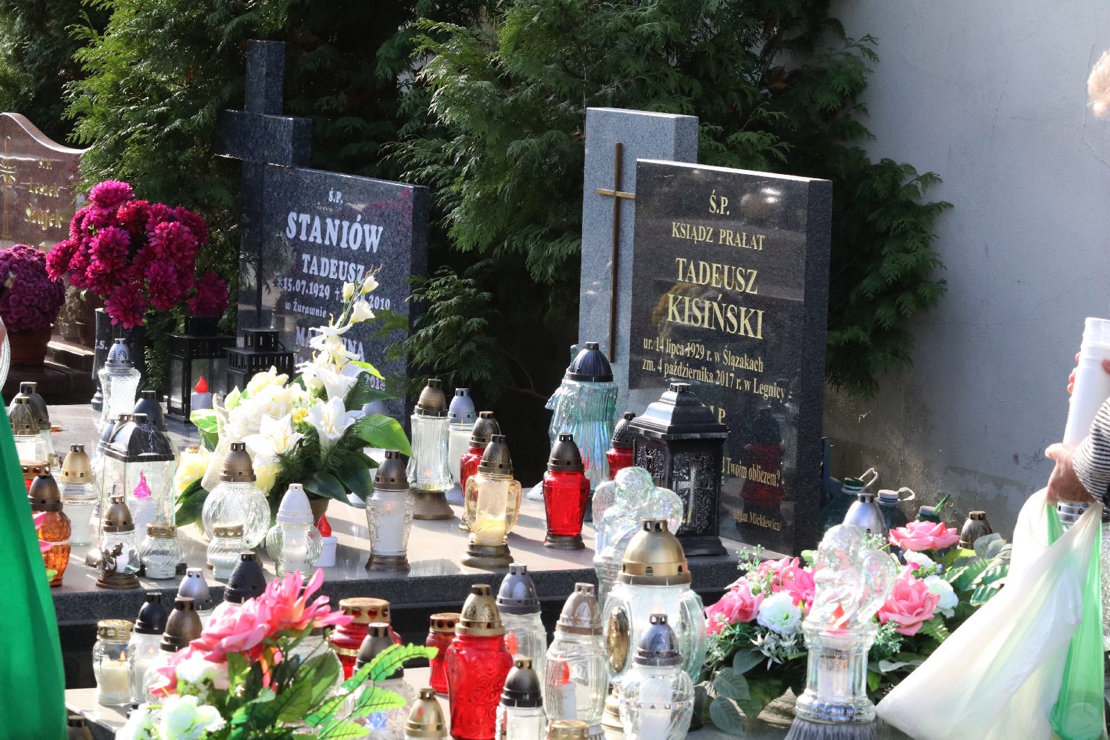 Legnicki cmentarz w dniu Wszystkich Świętych