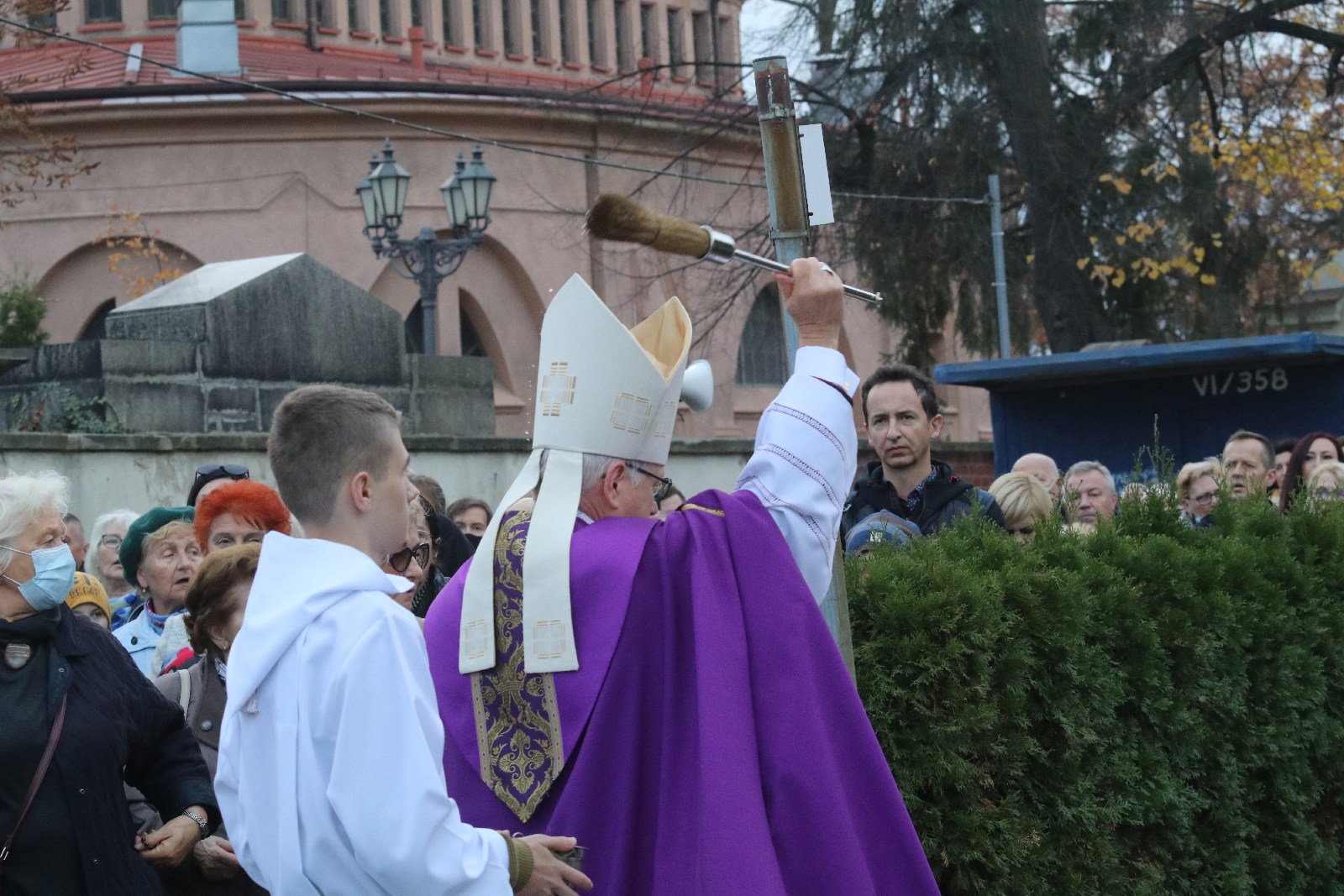 Procesja wiernych przeszła przez legnicki cmentarz

