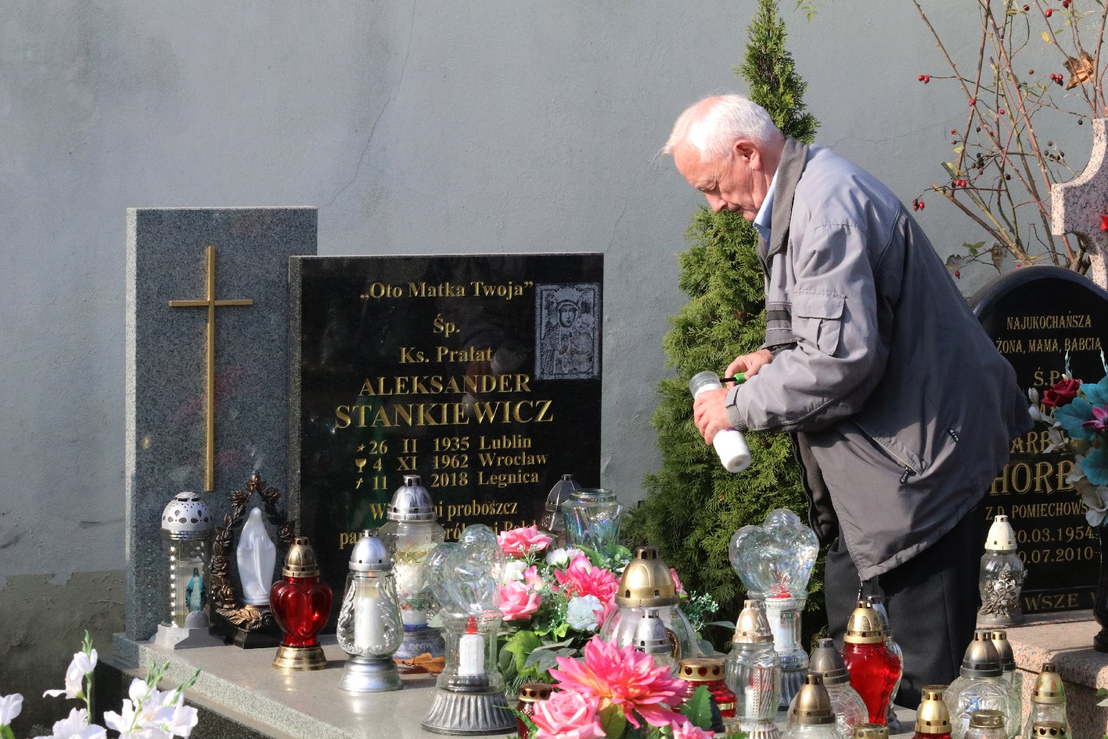 Legnicki cmentarz w dniu Wszystkich Świętych