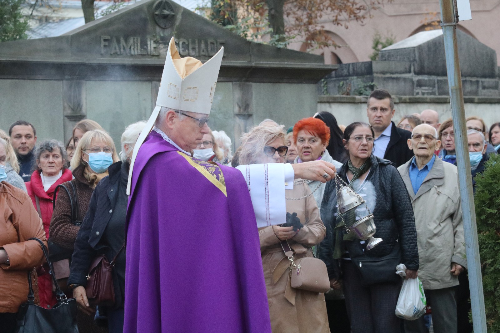 Procesja wiernych przeszła przez legnicki cmentarz
