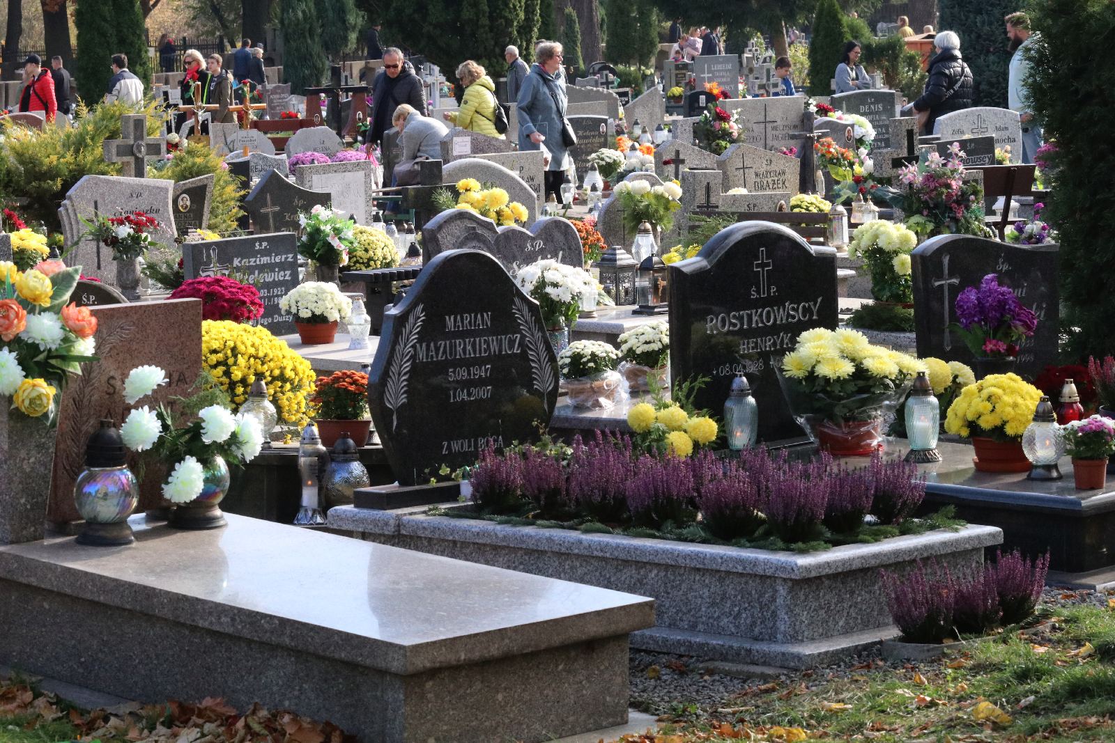 Legnicki cmentarz w dniu Wszystkich Świętych