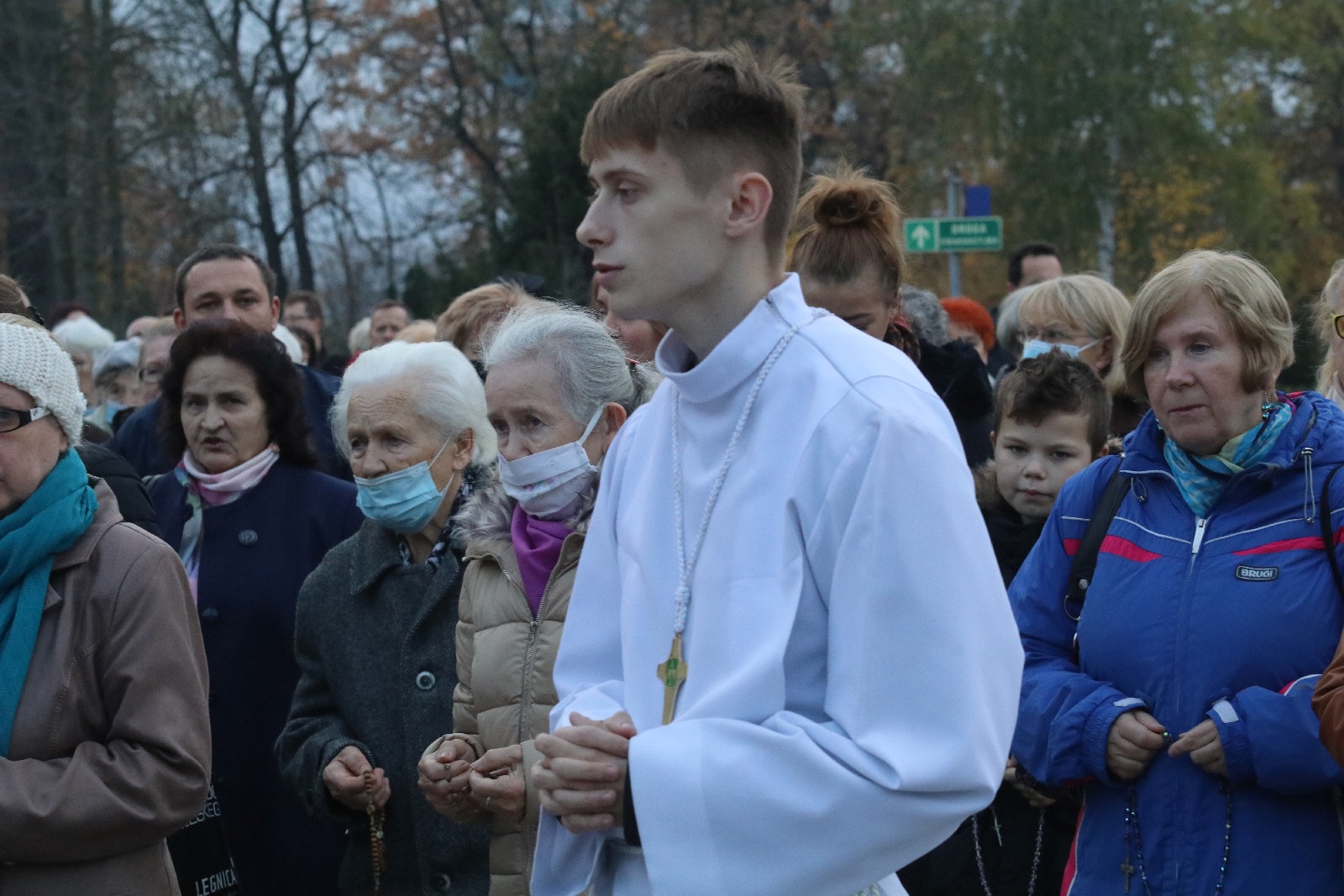 Procesja wiernych przeszła przez legnicki cmentarz

